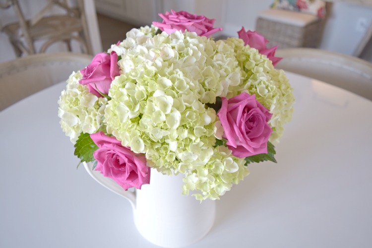 valentines tablescape pink roses white hydrangeas2