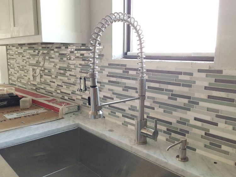 glass and marble mosaic backsplash4