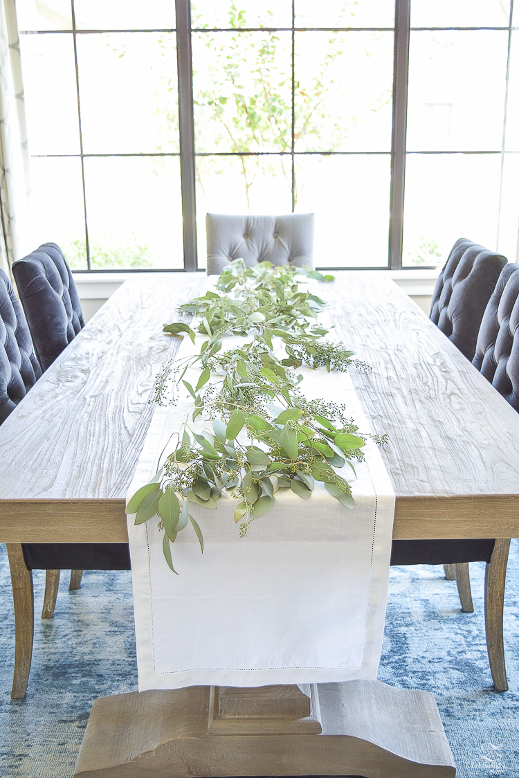 easy-fall-table-centerpiece-with-seeded-eucalyptys-and-peaches-3