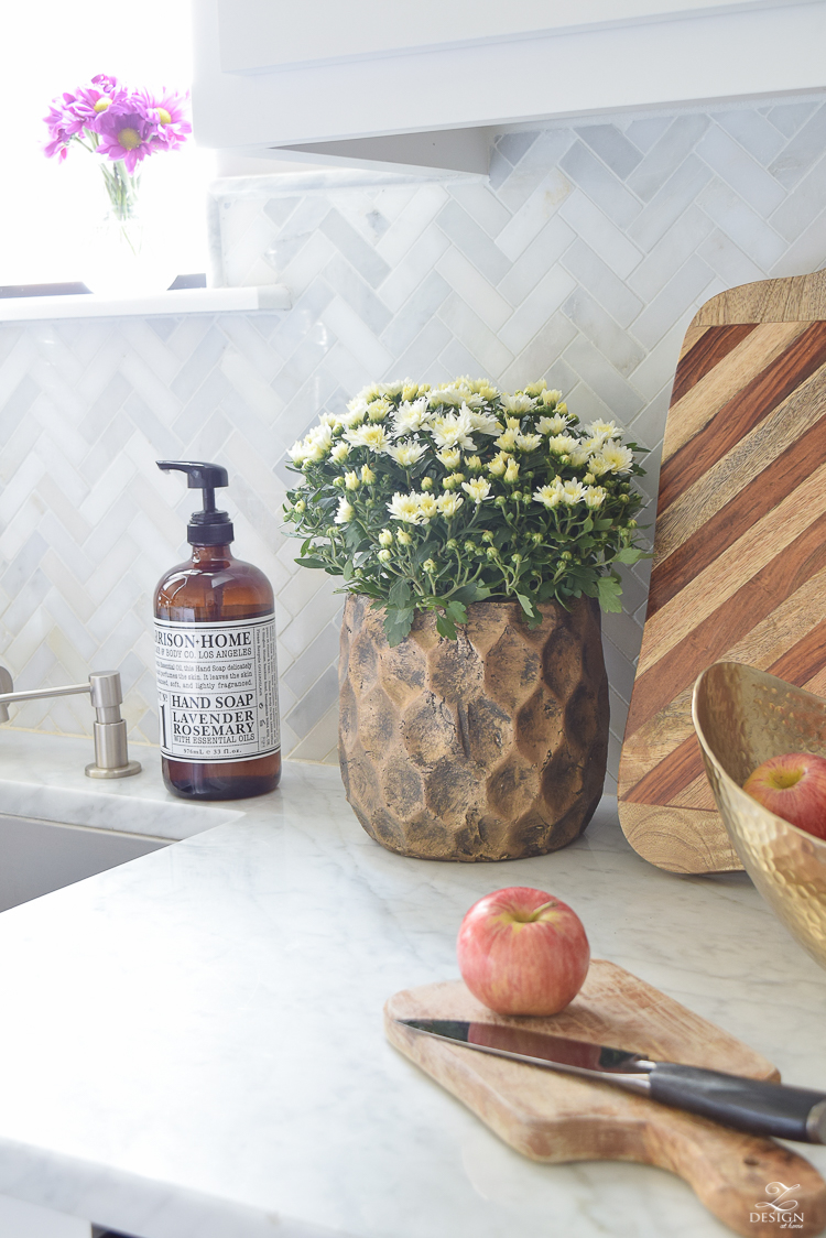 modern-fall-decor-in-the-kitchen-white-carrara-countertops-white-carrara-herringbone-backsplash-brass-pot-white-pumkins-4