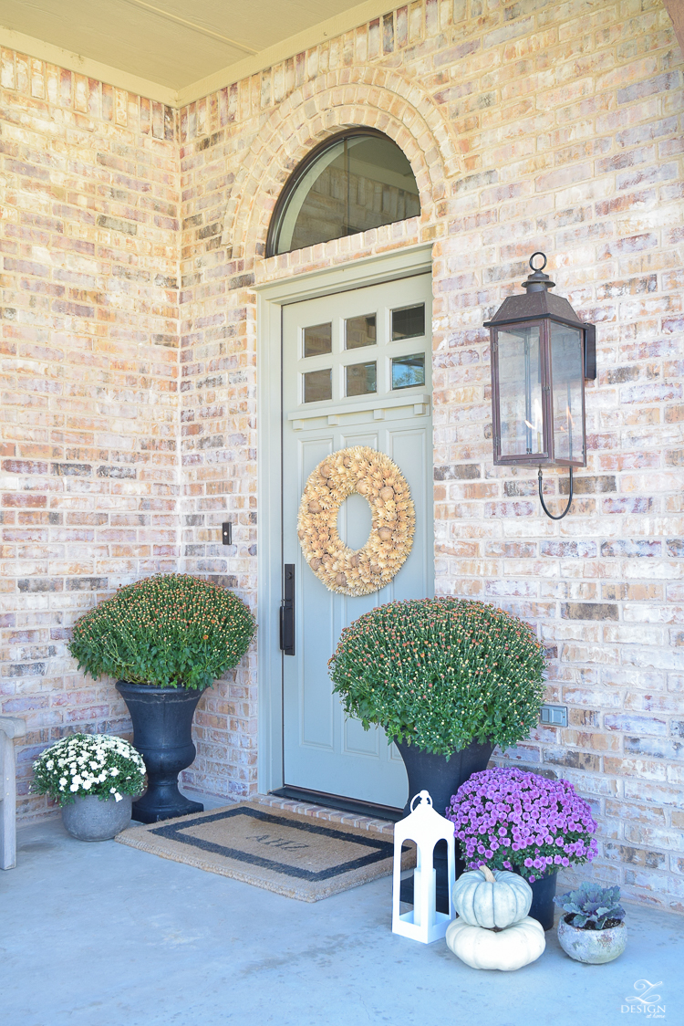 fall-front-porch-fall-flowers-mums-black-planters-mission-style-door-sherwin-williams-exterior-paint-color-mortor-washed-brick-outdoor-bench-monogrammed-coir-door-mat-7