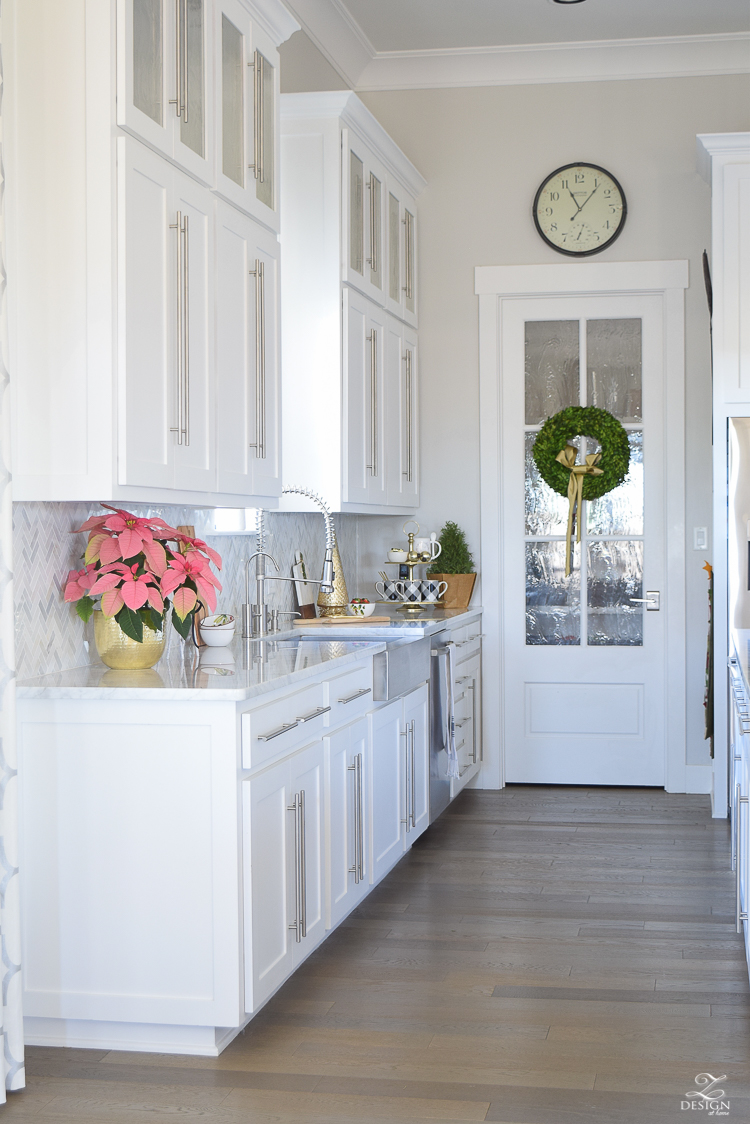 white-modern-farmhouse-kitchen-with-white-carrara-marble-and-white-herringbone-backsplash-christmas-deocr-for-the-kitchen-vintage-barn-pendants-large-dough-bowl-19