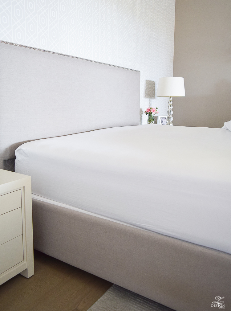 how to make a beautiful bed white sheets gray headboard geometric wallpaper-2