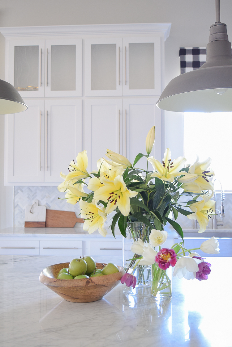 ZDeisgn At Home Spring In Full Swing Spring Tour easter lilies white modern farmhouse kitchen white carrara countertops backsplash stainless farmhouse sink-1