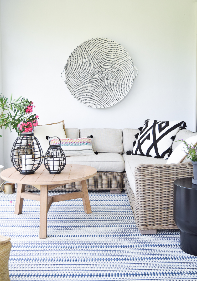 zdesig at home outdoor design tour black and white hanging basket blue and white pattern outdoor rug outdoor design-1