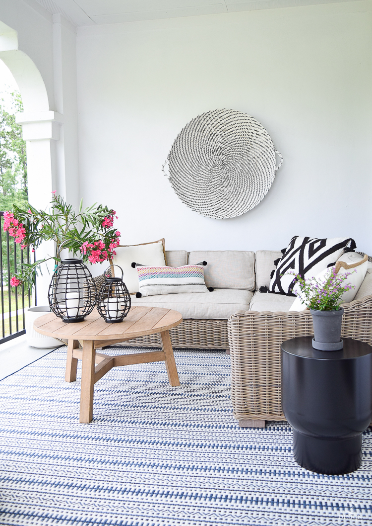 zdesign at home outdoor design tour black and white hanging basket blue and white pattern outdoor rug outdoor design-2