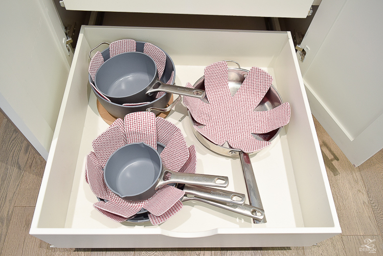 Tips & Ideas to organize your kitchen - proper storage for your pots and pans