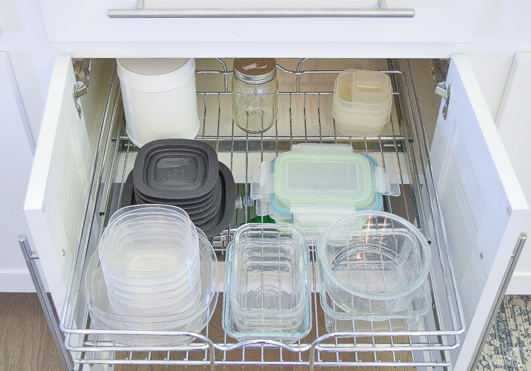 Ideas to organize your tupperware drawer in the kitchen