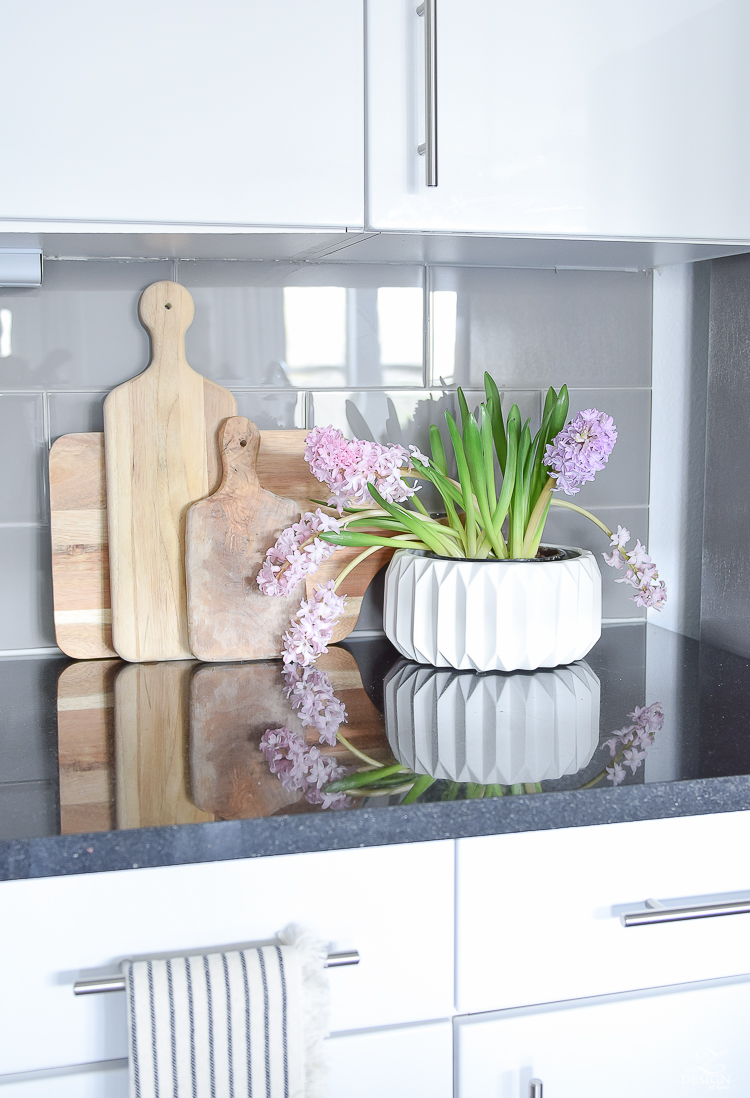 Decked & Styled Spring Blog Hop - spring kitchen decor