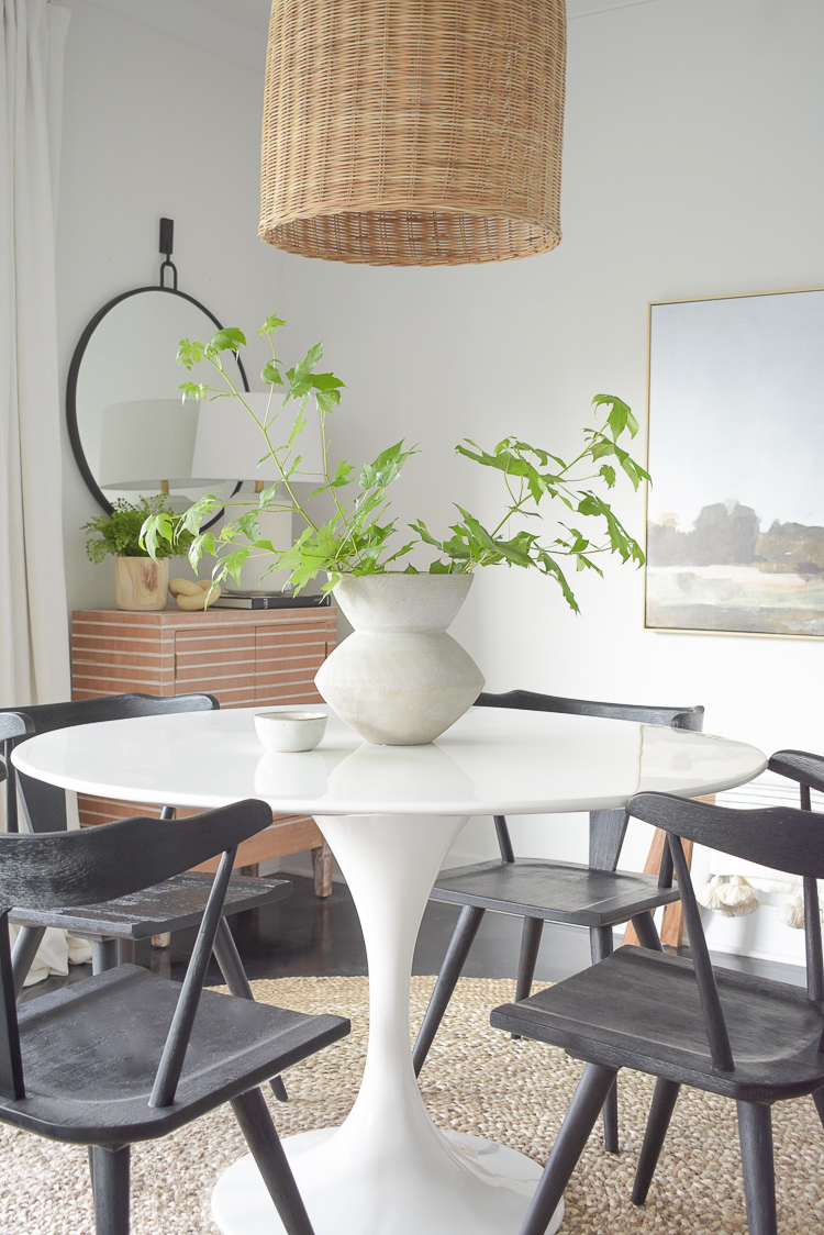 Modern minimal centerpiece in modern boho dining room - airy summer home tour 