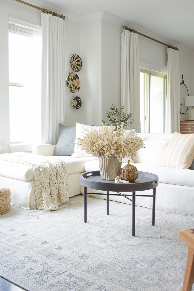 Neutral fall layered living room - fall home decor 