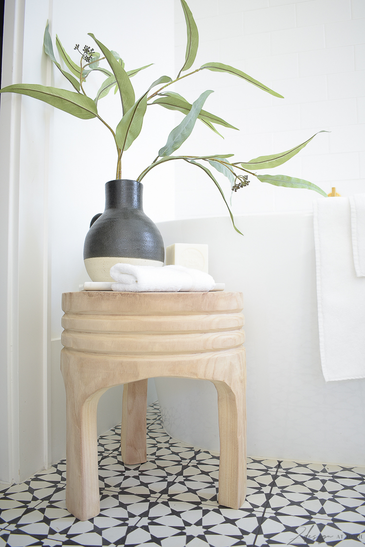 Wooden stool - how to decorate your bathroom for spring 